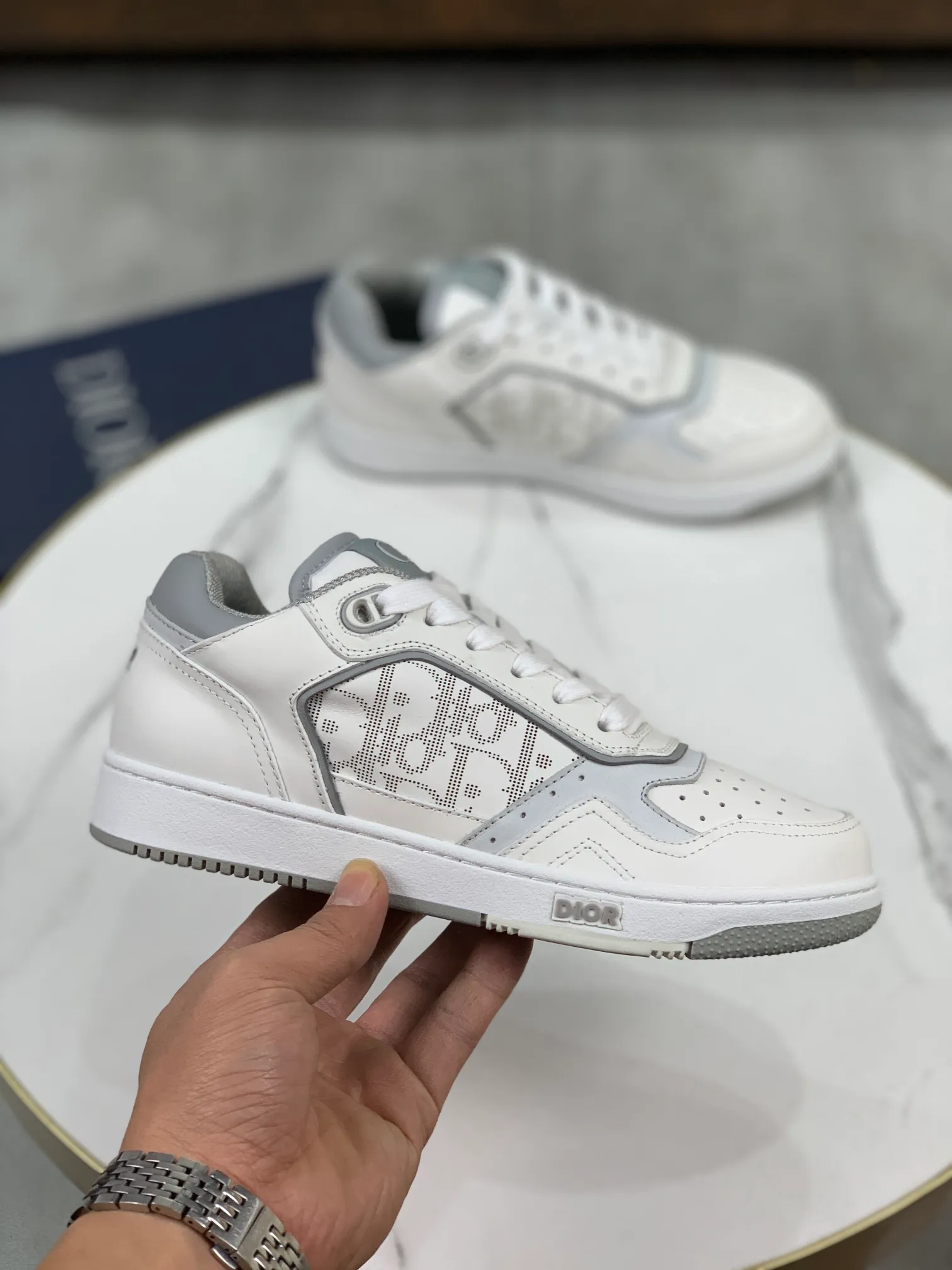 👟👟Ex-factory price 480👟👟 The latest popular casual sports shoes for couples in the Dior B27 series. It took more than three months to finally reproduce it perfectly. We made every detail exactly the same as the original. We decisively keep our own styles when shipping. How can beauties and handsome guys who like sports not keep their own styles? With multiple craftsmanship, this low-cut sneaker newly launched this season is one of the flagship styles of the series. Dior B27 sneakers, original version 7800👟👟 Purchased in early spring, new presbyopic sneakers. A favorite among major celebrities and Internet celebrities. The on-foot effect is very nice. The B27 sneakers are made by Italian craftsmen. They have distinct layers and a unique three-dimensional effect, showing a modern and elegant style, comparable to Dior Internal stretch details provide ideal comfort and can be paired with a variety of casual looks. Shows fashionable and modern sports style. Original imported Italian silk cowhide stitched with embroidered letters lining and feet, original imported breathable double-layer mesh, original customized T👟👟factory price U two-color outsole. We all follow the original binding process, one last for each yard, and the yardage is accurate. On the surface it seems simple and has no technical content, but in fact it is quite a test of the technical operation of the master Luo Di. The market's top quality is welcome to compare, any details are unconditional 👟👟Ex-factory price K. There are pictures and the truth. Today's Internet celebrities and foreign stars are buying it one after another! Fully responsible for dressing in spring, summer, autumn and winter. CD elements create an avant-garde and bold look. Original molded T👟👟Factory price U outsole No matter how many versions there are on the market, you will be full of surprises the moment you get it! The perfect genuine version, you can go in and out of the counter at will. Fabric: Original imported silk cowhide with embroidered letters Lining: Imported original breathable double-layer mesh Foot: Imported original latex mesh Outsole: Original T👟👟 Factory price U two-color bottom Size: 35-45 (Male 38.46 custom-made, non-refundable and non-exchangeable)
